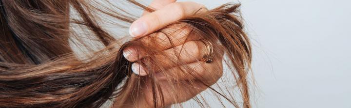 Jak dbać o zniszczone włosy? W jaki sposób je zregenerować?